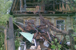 Мусор при демонтаже дома