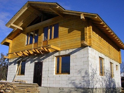 Фото: Комбинированный дом из бруса и пеноблока