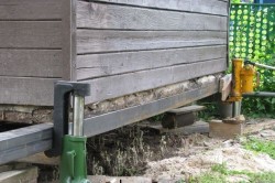 Подъем деревянного дома с помощью домкратов