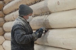 Процесс шлифовки сруба Процесс шлифовки сруба
