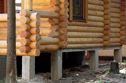 Дом из бревна на столбчатом фундаменте Дом из бревна на столбчатом фундаменте